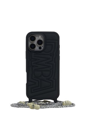 Czarna etui na telefon z wypukłym, teksturowanym wzorem, z wycięciami na obiektywy aparatu i przyciski, połączone z plecionym paskiem w czerni i bieli.