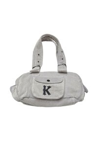 Borsa in corduroy grigio con due manici corti, una tasca frontale e una grande lettera nera "K". Presenta una chiusura con bottone e materiale testurizzato.