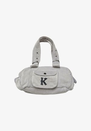 Grå kordfløjs taske med to korte håndtag, en lomme på forsiden og et fremtrædende sort bogstav "K". Har knaplukning og struktureret materiale.