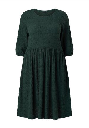 Groene textuur jurk met een ronde halslijn, driekwart mouwen en een uitlopende rok. De stof heeft een crepe-achtig patroon.