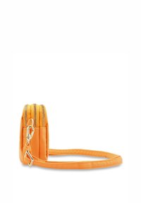 Borsa a tracolla arancione con doppizippers, texture liscia e una tracolla. Presenta una forma compatta e rettangolare con dettagli in metallo.