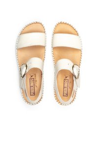 Sandales en cuir blanc avec deux larges brides, une boucle ronde et une semelle tressée. Intérieur doux, avec une semelle en bois naturel.