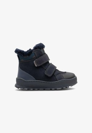 Botte d'hiver bleu marine pour enfant avec deux sangles Velcro, embout texturé, col rembourré et semelle robuste pour une utilisation extérieure.