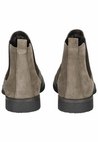 Stivaletti alla caviglia in suede marrone con pannelli laterali elasticizzati, suola in gomma nera testurizzata e design a punta tonda liscia.