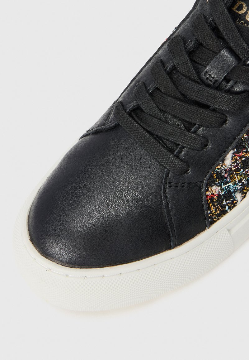 Sneaker in pelle nera con superficie texture, suola in gomma bianca e cuciture decorative colorate di lato. Design con stringhe.