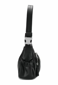Bolso de mano de cuero negro con una forma estructurada. Presenta un accesorio de metal plateado brillante y un bolsillo con cremallera en un lado.