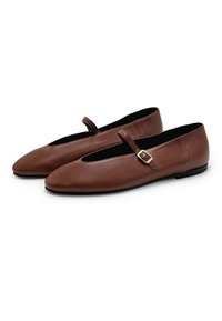 Ballerine in pelle marrone con punta tonda, caratterizzate da un piccolo dettaglio con fibbia e una sottile cinturino sul dorso del piede. Design con suola piatta.