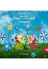 Fargerike parfymeflasker formet som tusenfryd med smilende blomsterlokk, plassert i grønt gress under en blå himmel, med Daisy Marc Jacobs Murakami.