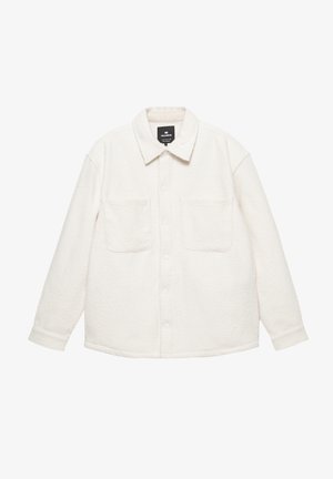 Giacca camicia in pile bianco con scollo a collo, chiusura frontale con bottoni e due tasche sul petto. Presenta una vestibilità comoda e una superficie testurizzata.