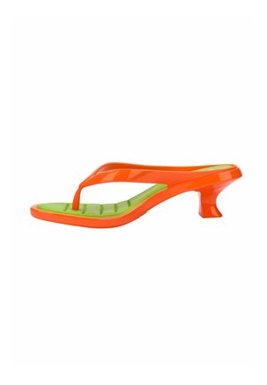 Tongs en plastique orange à talon avec semelle verte. Présentent une finition lisse, un design à bout ouvert et un talon incliné distinctif.