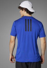 adidas Performance POWER WORKOUT - T-shirt till träning - semi lucid blue black