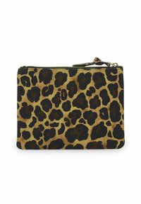 Rechthoekige clutch portemonnee met een bruin en zwart luipaardprintpatroon en een ritsluiting aan de bovenkant met een bijpassende stoffen trekker.