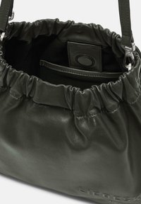 Borsa a secchiello in pelle verde scuro con apertura arricciata, ferrature argentate e tasca interna, caratterizzata da una texture liscia e logo in rilievo.