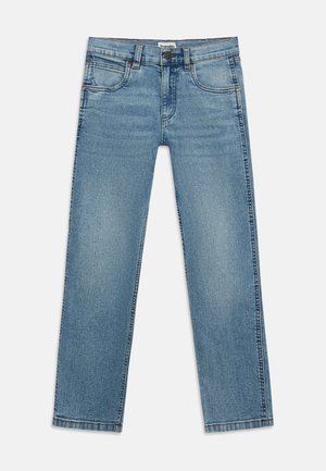 Ανοιχτό μπλε τζιν με ίσια γραμμή, μπροστινές τσέπες, θηλιές για ζώνη και κλείσιμο με κουμπί, τοποθετημένο επίπεδα σε λευκό φόντο.