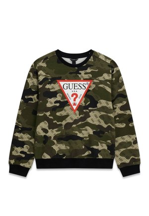 Bluza z długim rękawem i okrągłym dekoltem, wzór kamuflażu zielono-brązowego oraz czerwone trójkątne logo Guess na środku przodu.