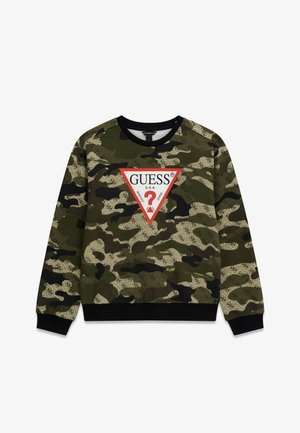 Sweat-shirt à manches longues avec col rond, motif camouflage vert et marron, et logo Guess rouge en forme de triangle au centre devant.
