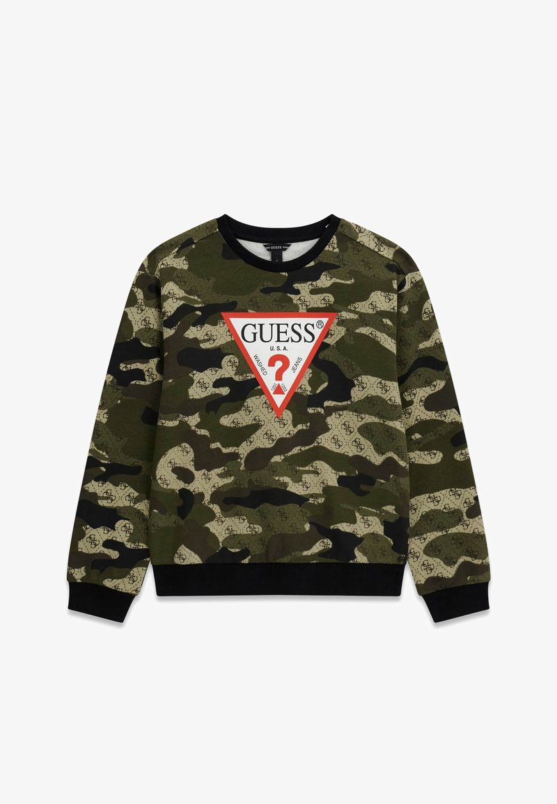 Sweat-shirt à manches longues avec col rond, motif camouflage vert et marron, et logo Guess rouge en forme de triangle au centre devant.