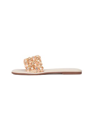 Sandal flat con suola beige, caratterizzata da una striscia decorativa e testurizzata arancione e oro impreziosita da perline e cristalli.