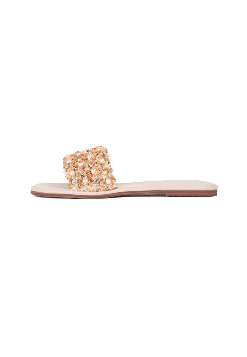 Sandal flat con suola beige, caratterizzata da una striscia decorativa e testurizzata arancione e oro impreziosita da perline e cristalli.