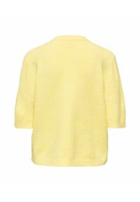 Pull jaune tricoté avec manches trois-quarts, col rond et texture douce. Présente une coupe légèrement oversize et des poignets côtelés.