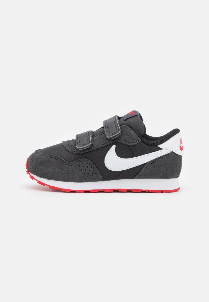 Nike Sportswear - NIKE MD VALIANT (TDV) - Zapatillas - black/white/dark smoke grey/university red, Ampliar