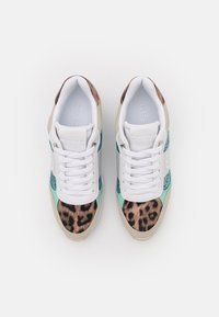Sko i sneakers-stil med en hvid mesh-overdel, mintgrønne og leopardmønstrede detaljer, teksturerede teal-overlejringer og en hvid gummisål.