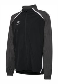 Chaqueta deportiva negra y gris oscuro con cremallera, detalles blancos y puños elásticos, con el logo de hummel en el pecho izquierdo.