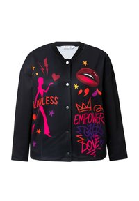 Schwarze Bomberjacke mit farbenfrohem Graffiti-Print, kräftigen Pink- und Rottönen, grafischen Designs und Druckknopfverschluss.