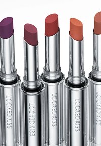 Läppstift i metalliska silverrör, med sex nyanser: djup lila, mauve, bär, röd, orange och korall, med mjuka, matta ytor.