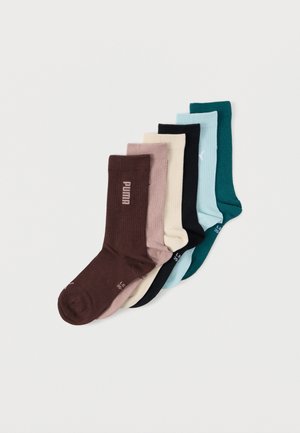 Zes paar sokken tot aan de kuit in bruin, lichtroze, beige, zwart, lichtblauw en blauwgroen, diagonaal gestapeld op een witte achtergrond.