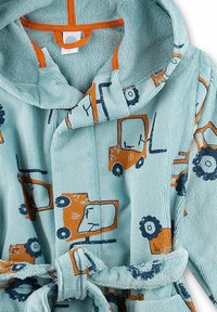 Turquoise badjas met capuchon van pluizige stof, met patronen van oranje en blauwe vrachtwagens, met een strik in de taille en een zachte textuur.