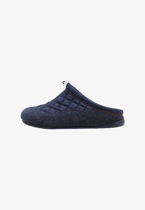 Chausson à enfiler en textile matelassé bleu marine avec bordure en feutre gris et surpiqûres orange. Bout arrondi et semelle en caoutchouc pour une bonne adhérence et stabilité.