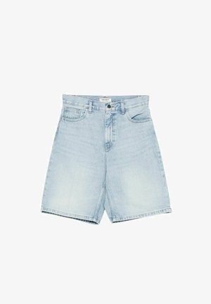 Pantaloncini di jeans azzurri chiari con chiusura con bottone e cerniera, tasche frontali e taschino porta monete, passanti per cintura, mostrati distesi su sfondo bianco.