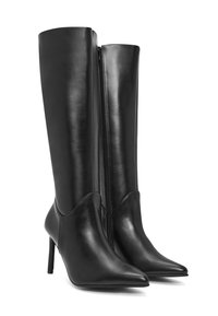 Czarne skórzane botki do kolan z wąskimi czubkami i obcasem w szpilkach, posiadające boczny zamek błyskawiczny i gładką fakturę. Zaprojektowane w smukłej sylwetce.