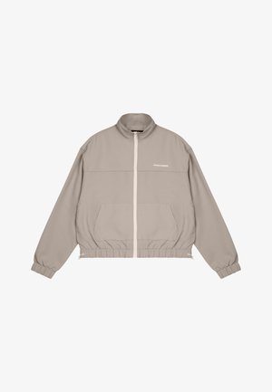 Helle beige Zipjacke mit hohem Kragen, elastischen Bündchen und zwei Fronttaschen. Mit einem weißen Markenlogo auf der Brust.