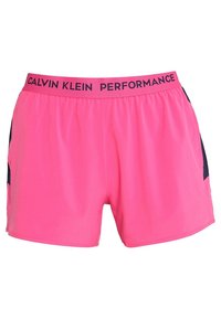 Calvin Klein Performance Shorts in leuchtendem Pink mit einem schwarzen elastischen Bund mit Logo, seitlichen Einsätzen in kontrastierender Farbe und leichtem Stoff.