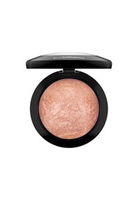 MAC Mineralize Blushissä on pyöreä musta kompaktipakkaus. Vaalean persikkapinkki sävy, jossa on kimaltava, teksturoitu pinta. Pakkauksen kansi avautuu ylöspäin.