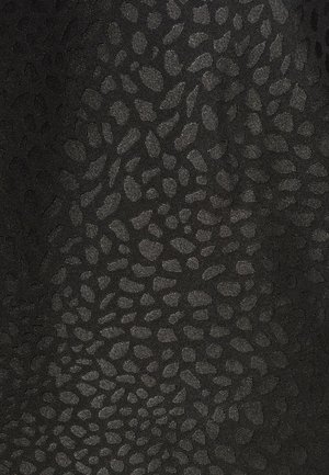 Must romp tekstuuriga must kangas, millel on erineva suuruse ja kujuga mustrid, mis omavad peent läiget. Kujundus koosneb laigulistest tumedatest tooni.