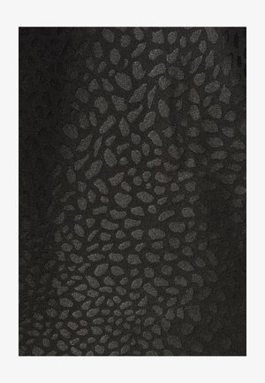 Must romp tekstuuriga must kangas, millel on erineva suuruse ja kujuga mustrid, mis omavad peent läiget. Kujundus koosneb laigulistest tumedatest tooni.