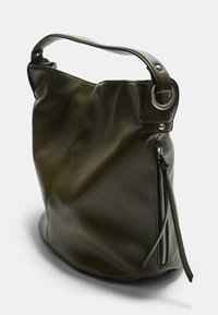 Borsa in pelle verde oliva con un design morbido, manico superiore e tasca laterale con zip. Presenta una texture liscia e dettagli in metallo.