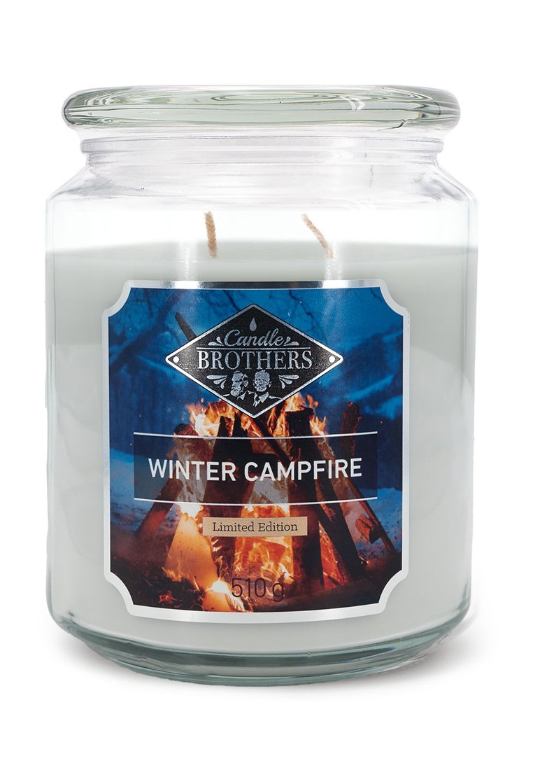 Weißes Glasglas-Kerze mit zwei Dochten, etikettiert "Winter Lagerfeuer", mit einem Bild von einem Lagerfeuer. Limitierte Auflage, 510 g Kapazität.