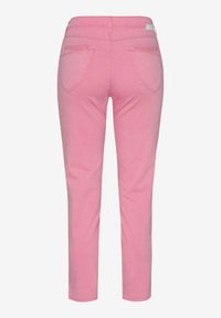 Vue arrière d’un pantalon rose coupe ajustée avec deux poches arrière et des passants de ceinture, présenté sur fond blanc uni.
