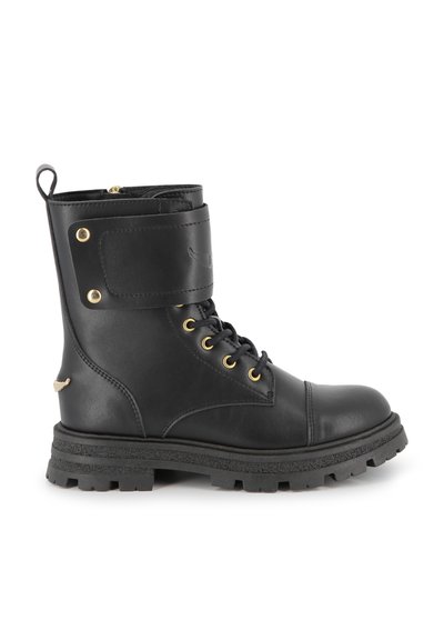 Bottines noires à lacets en cuir lisse, avec des œillets dorés et une sangle de cheville rembourrée avec fermeture à pression. Semelle en caoutchouc épaisse.