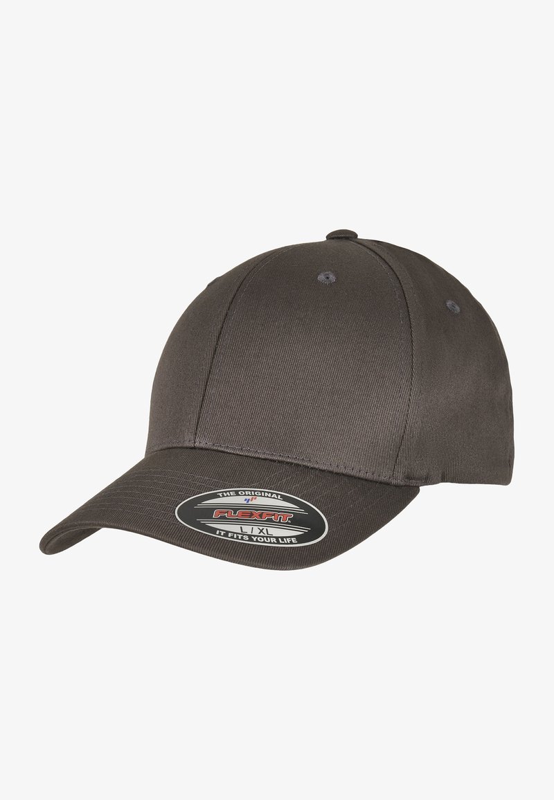 Grå baseballcap lavet af tekstureret stof med en buet skygge. Har et Flexfit-mærke, justerbar størrelse og seks ventilationsøjer.