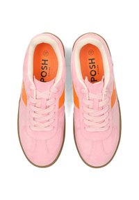 Zapatillas de ante rosa con acentos naranjas, que cuentan con una punta redondeada, cierre de cordones en la parte delantera y una suela de goma. La talla 37 es visible en la plantilla.