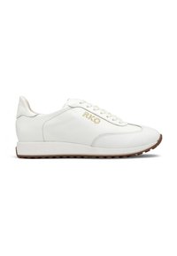 Sneaker bianche in pelle con una finitura texture, caratterizzate da una punta arrotondata, lacci e logo RKO in oro. Suola in gomma con una leggera scolpitura.