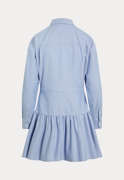 Lyseblå skjortekjole med lange ærmer, krave, figursyet talje, knappede manchetter og samlet skørtkant, vist bagfra.