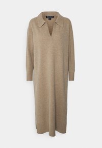 Beige stickad klänning med krage, ¾ ärmar, sidoflikar och en avslappnad passform, tillverkad av ett mjukt, strukturerat tyg.