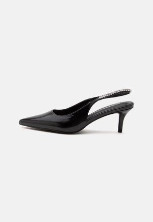 Schwarzer Slingback-Pumps mit spitzer Kappe und kleinem Absatz, mit einer Reihe kleiner klarer Strasssteine am Riemen vor weißem Hintergrund.