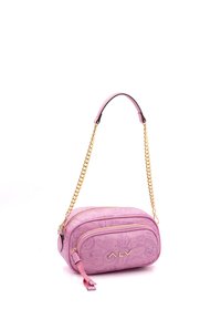 Roze crossbody tas met een textuurpatroon, twee ritscompartimenten en een gouden kettingriem. Heeft een logo aan de voorkant met gladde accenten.